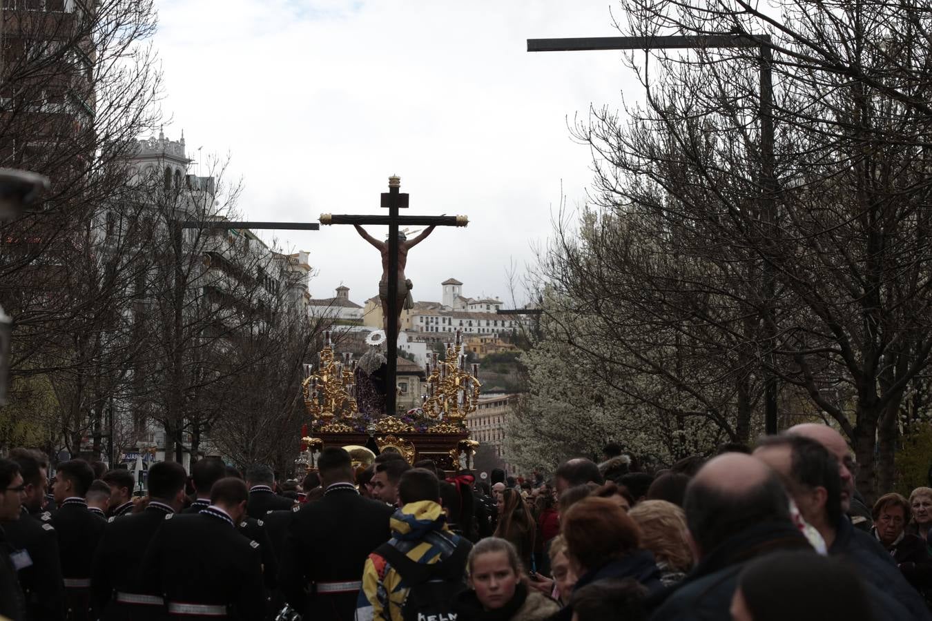 Este Viernes Santo ha vuelto la Legión a Granada. El Cristo de la Buena Muerte ha salido a las calles escoltado por una Escuadra de Gastadores de La Legión. En concreto, las unidades que se han desplazado hasta Granada pertenecen a la Brigada Rey Alfonso XIII II de la Legión con sede en Viator (Almería)