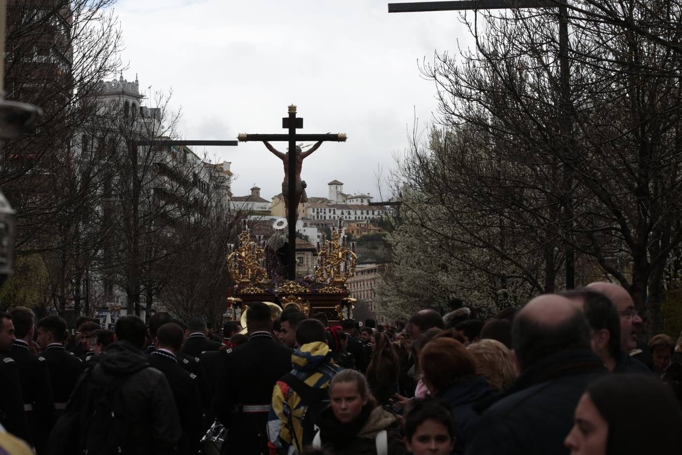 Este Viernes Santo ha vuelto la Legión a Granada. El Cristo de la Buena Muerte ha salido a las calles escoltado por una Escuadra de Gastadores de La Legión. En concreto, las unidades que se han desplazado hasta Granada pertenecen a la Brigada Rey Alfonso XIII II de la Legión con sede en Viator (Almería)