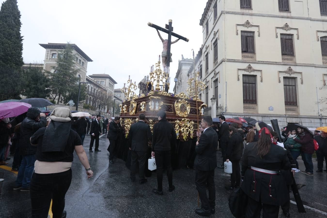 La lluvia obliga a la cofradía a volver a su templo