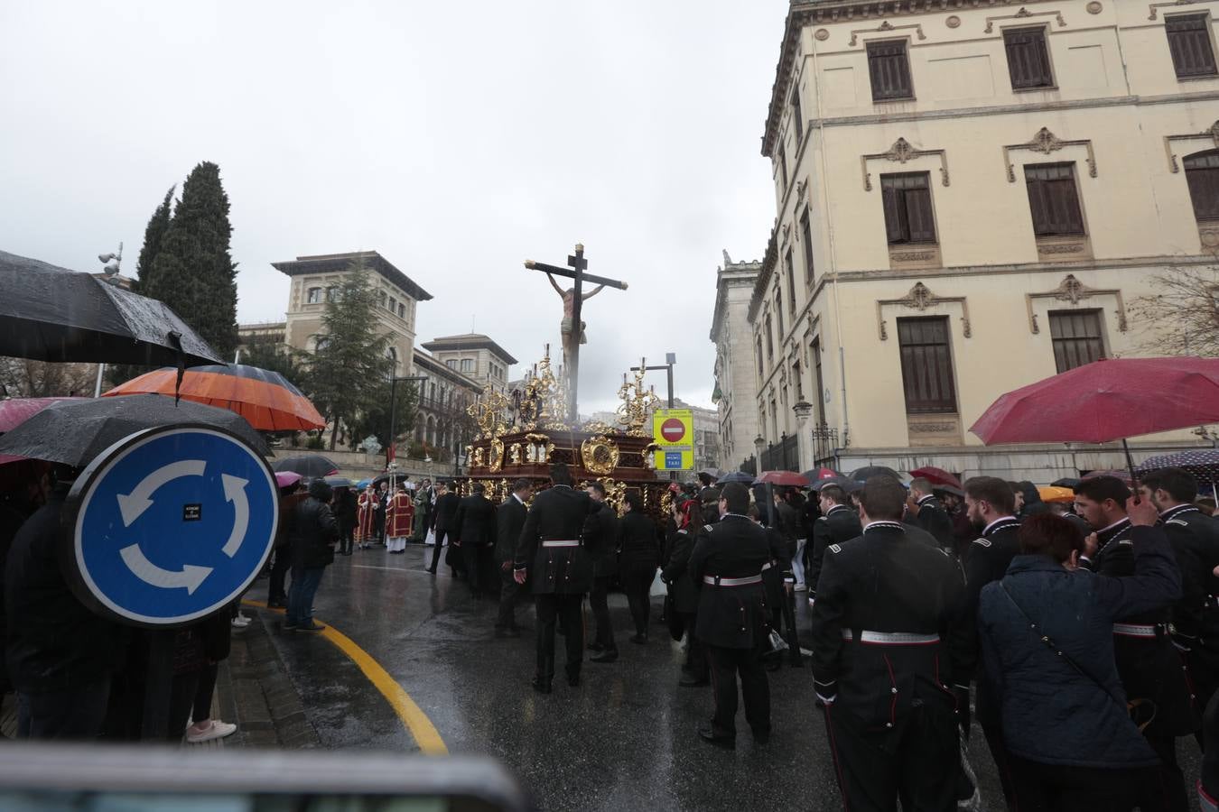 La lluvia obliga a la cofradía a volver a su templo