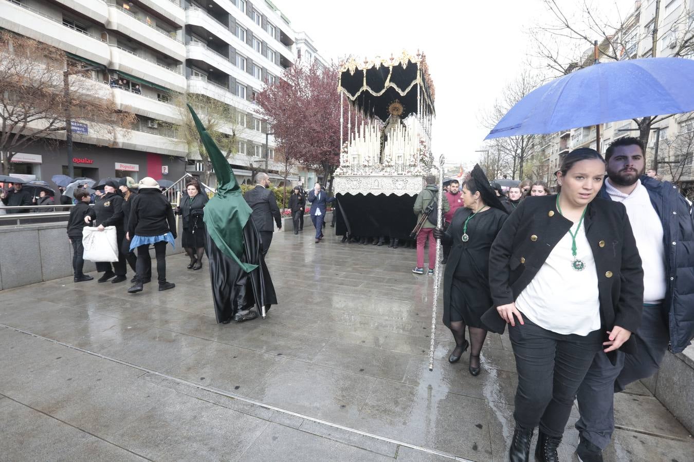 La lluvia obliga a la cofradía a volver a su templo