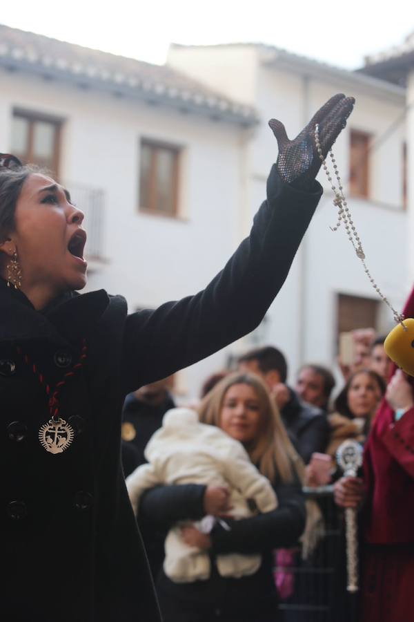 Estrenan guión de la juventud, (diseñado por Martínez Hurtado), el enriquecimiento de la faldilla de la cruz parroquial (trabajo del taller de bordado de la cofradía), remate del guión de la hermandad, (que representa el monumento del Señor de los Favores del Campo del Príncipe) y restauración de piezas de orfebrería. 