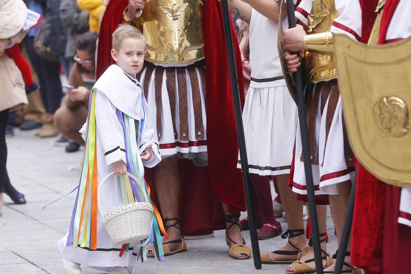 La Semana Santa sexitana sorprende a todo aquel que pasea por la calles del municipio desde el Domingo de Ramos hasta el Domingo de Resurrección. Sin embargo, el Viernes Santo constituye el elemento diferenciador, el día clave que distingue a Almuñécar del resto de ciudades y localidades que celebran su semana grande. ‘El Paso’, organizado por la Agrupación de Hermandades y Cofradías, sorprende año tras año a los que miran este acto con ojos de primerizos.