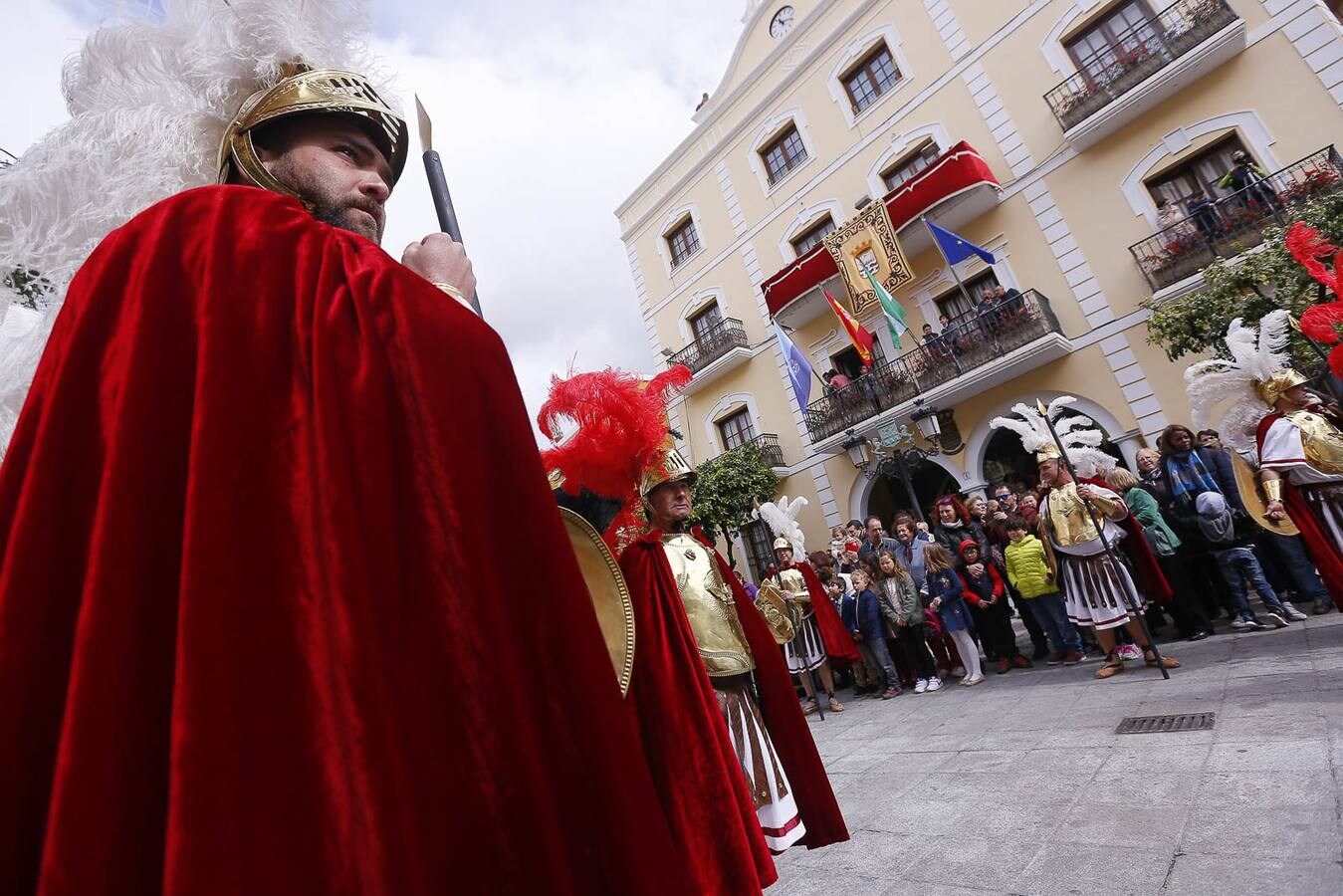 La Semana Santa sexitana sorprende a todo aquel que pasea por la calles del municipio desde el Domingo de Ramos hasta el Domingo de Resurrección. Sin embargo, el Viernes Santo constituye el elemento diferenciador, el día clave que distingue a Almuñécar del resto de ciudades y localidades que celebran su semana grande. ‘El Paso’, organizado por la Agrupación de Hermandades y Cofradías, sorprende año tras año a los que miran este acto con ojos de primerizos.