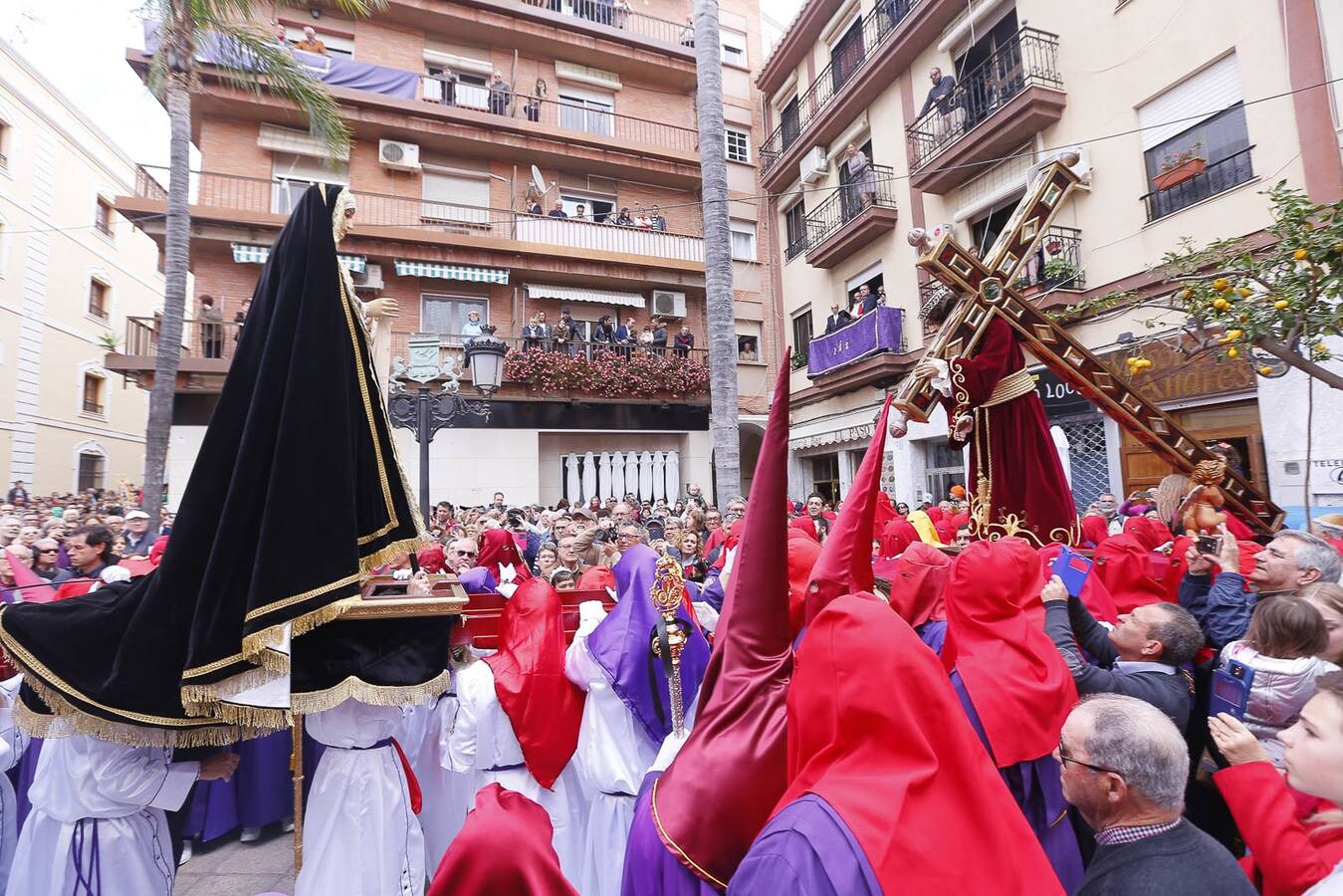 La Semana Santa sexitana sorprende a todo aquel que pasea por la calles del municipio desde el Domingo de Ramos hasta el Domingo de Resurrección. Sin embargo, el Viernes Santo constituye el elemento diferenciador, el día clave que distingue a Almuñécar del resto de ciudades y localidades que celebran su semana grande. ‘El Paso’, organizado por la Agrupación de Hermandades y Cofradías, sorprende año tras año a los que miran este acto con ojos de primerizos.