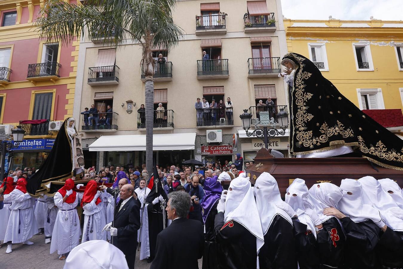 La Semana Santa sexitana sorprende a todo aquel que pasea por la calles del municipio desde el Domingo de Ramos hasta el Domingo de Resurrección. Sin embargo, el Viernes Santo constituye el elemento diferenciador, el día clave que distingue a Almuñécar del resto de ciudades y localidades que celebran su semana grande. ‘El Paso’, organizado por la Agrupación de Hermandades y Cofradías, sorprende año tras año a los que miran este acto con ojos de primerizos.