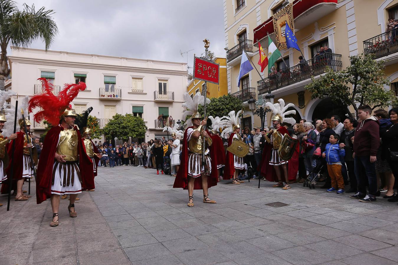 La Semana Santa sexitana sorprende a todo aquel que pasea por la calles del municipio desde el Domingo de Ramos hasta el Domingo de Resurrección. Sin embargo, el Viernes Santo constituye el elemento diferenciador, el día clave que distingue a Almuñécar del resto de ciudades y localidades que celebran su semana grande. ‘El Paso’, organizado por la Agrupación de Hermandades y Cofradías, sorprende año tras año a los que miran este acto con ojos de primerizos.