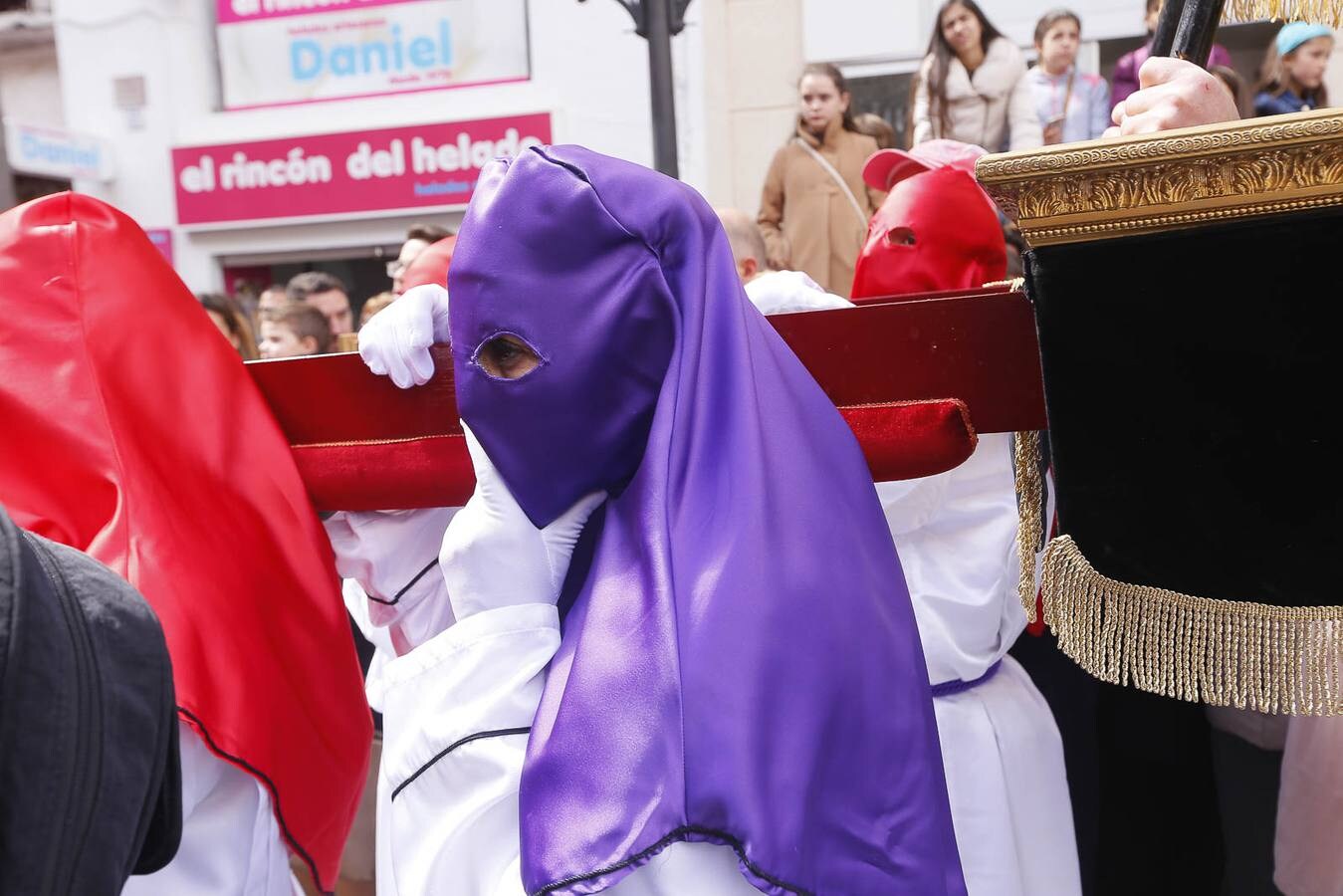 La Semana Santa sexitana sorprende a todo aquel que pasea por la calles del municipio desde el Domingo de Ramos hasta el Domingo de Resurrección. Sin embargo, el Viernes Santo constituye el elemento diferenciador, el día clave que distingue a Almuñécar del resto de ciudades y localidades que celebran su semana grande. ‘El Paso’, organizado por la Agrupación de Hermandades y Cofradías, sorprende año tras año a los que miran este acto con ojos de primerizos.