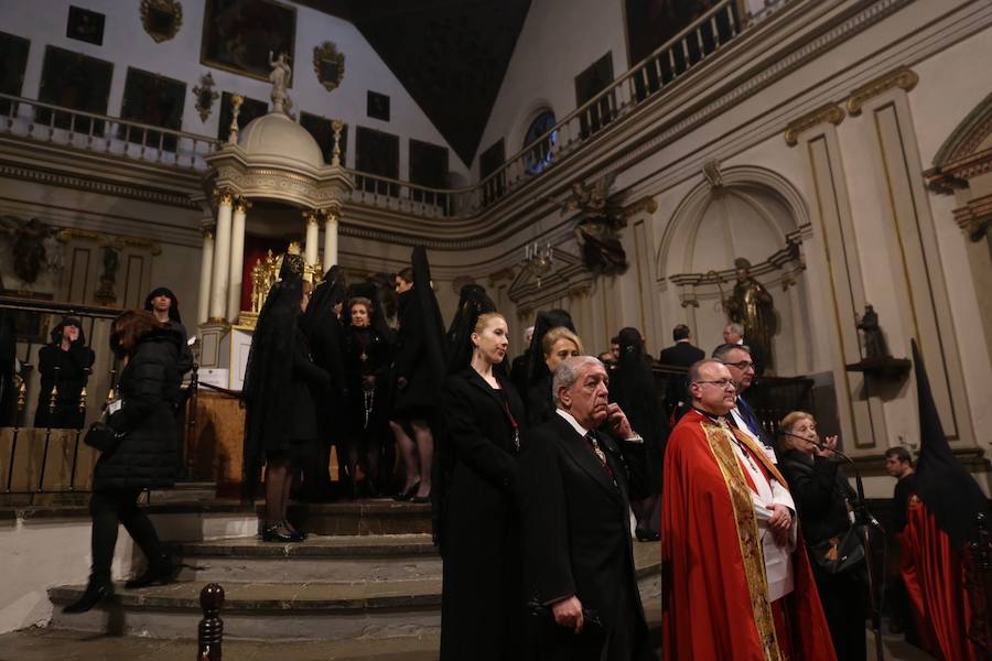 Este Viernes Santo ha estado marcado por las intermitentes precipitaciones que han alterado el normal desfile de algunas cofradías 