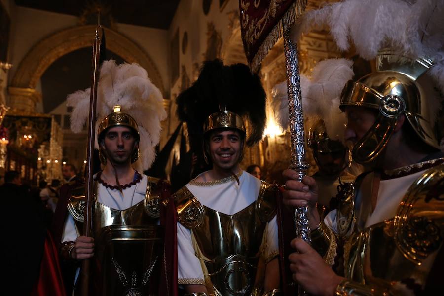 Este Viernes Santo ha estado marcado por las intermitentes precipitaciones que han alterado el normal desfile de algunas cofradías 