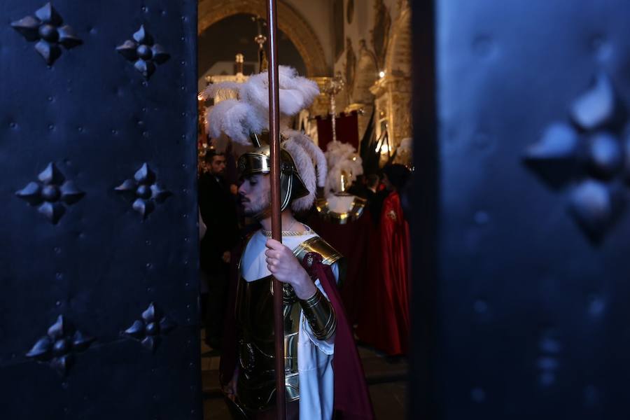 Este Viernes Santo ha estado marcado por las intermitentes precipitaciones que han alterado el normal desfile de algunas cofradías 