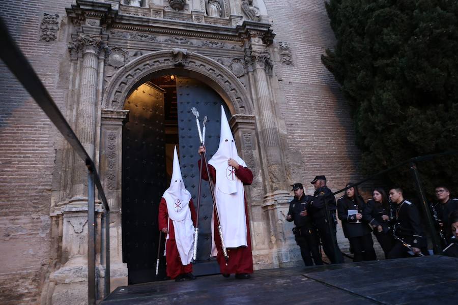 Este Viernes Santo ha estado marcado por las intermitentes precipitaciones que han alterado el normal desfile de algunas cofradías 