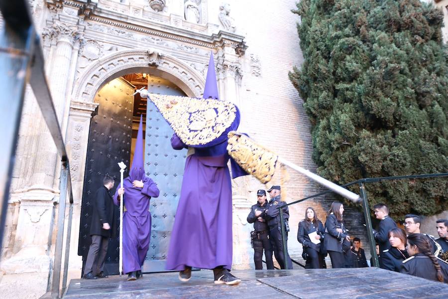 Este Viernes Santo ha estado marcado por las intermitentes precipitaciones que han alterado el normal desfile de algunas cofradías 