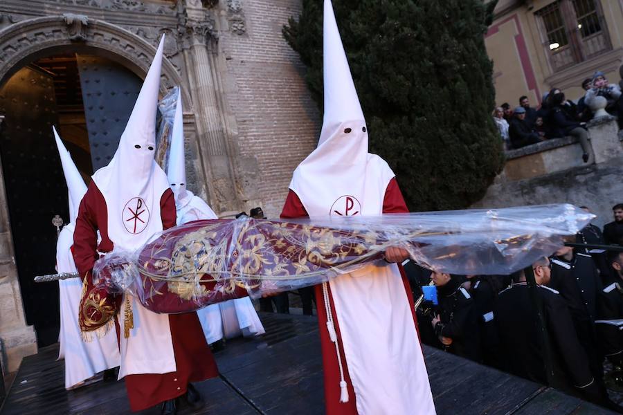 Este Viernes Santo ha estado marcado por las intermitentes precipitaciones que han alterado el normal desfile de algunas cofradías 