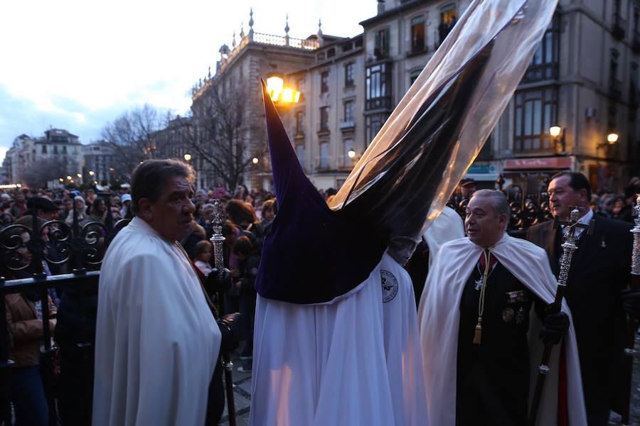 Este Viernes Santo ha estado marcado por las intermitentes precipitaciones que han alterado el normal desfile de algunas cofradías 