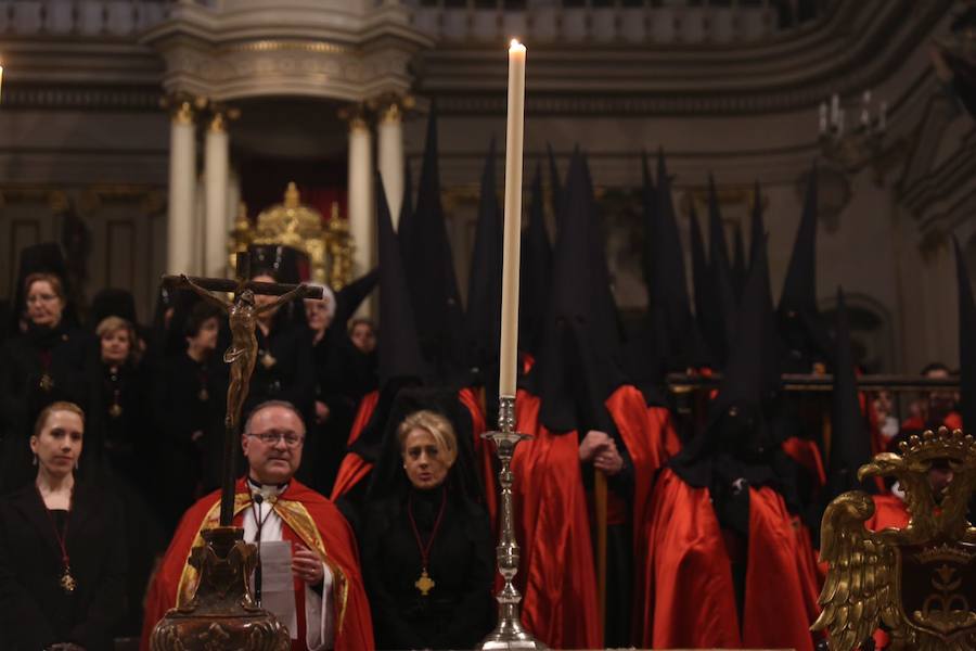 Este Viernes Santo ha estado marcado por las intermitentes precipitaciones que han alterado el normal desfile de algunas cofradías 