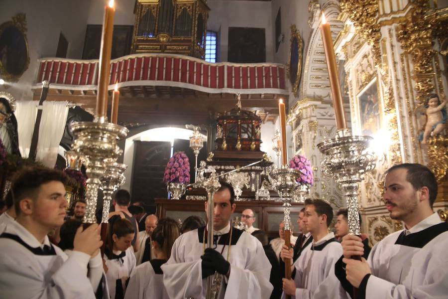 Este Viernes Santo ha estado marcado por las intermitentes precipitaciones que han alterado el normal desfile de algunas cofradías 