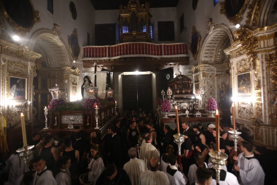 Este Viernes Santo ha estado marcado por las intermitentes precipitaciones que han alterado el normal desfile de algunas cofradías 