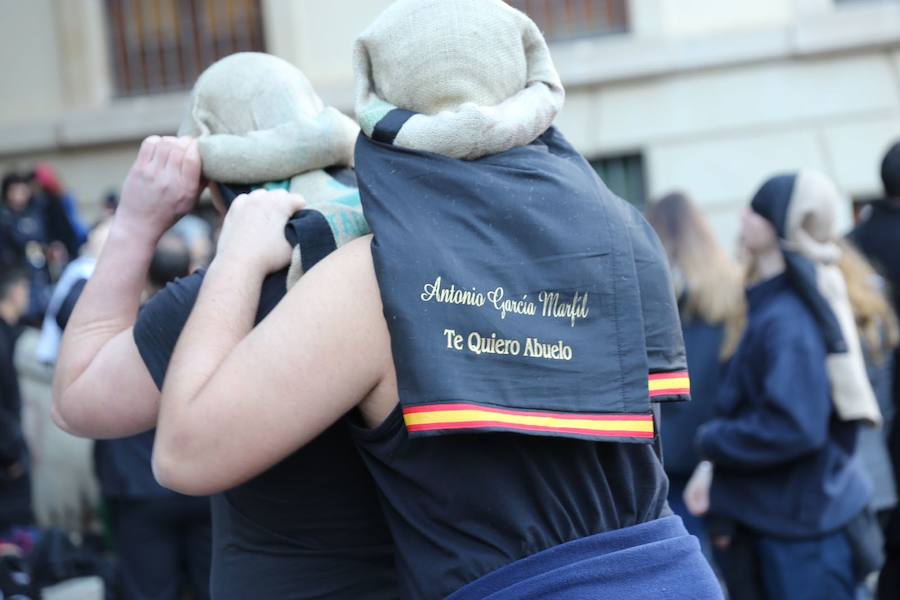 Este Viernes Santo ha estado marcado por las intermitentes precipitaciones que han alterado el normal desfile de algunas cofradías 