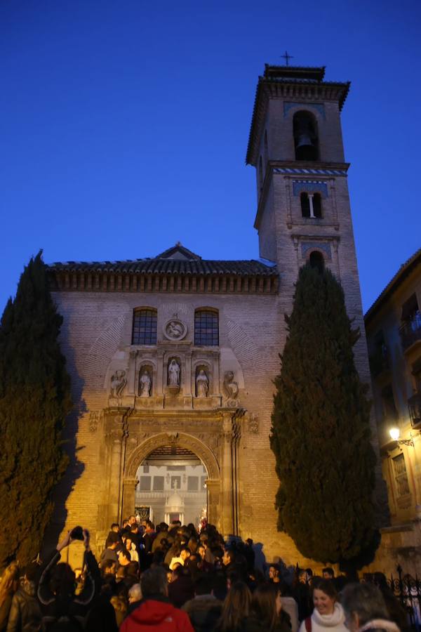 Este Viernes Santo ha estado marcado por las intermitentes precipitaciones que han alterado el normal desfile de algunas cofradías 