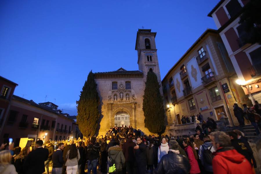 Este Viernes Santo ha estado marcado por las intermitentes precipitaciones que han alterado el normal desfile de algunas cofradías 