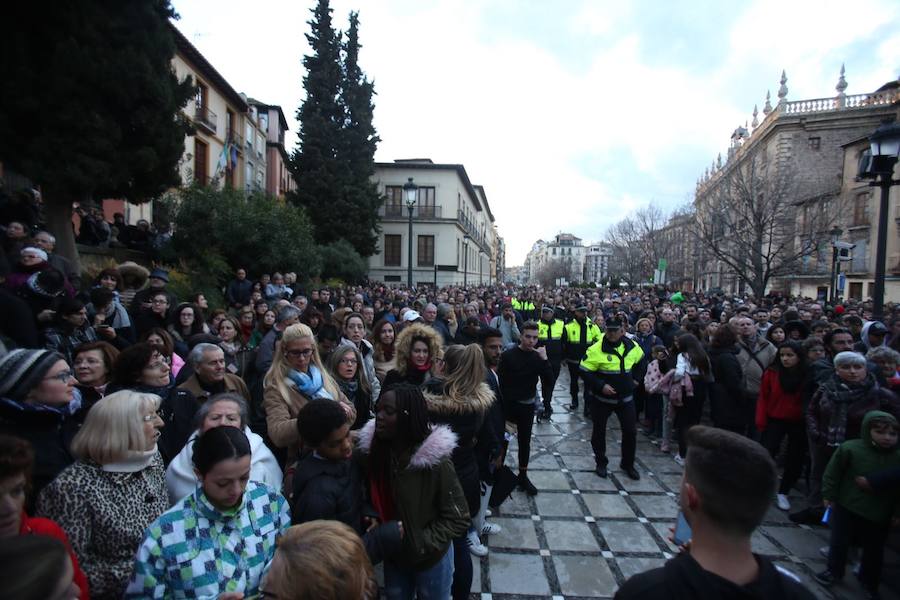 Este Viernes Santo ha estado marcado por las intermitentes precipitaciones que han alterado el normal desfile de algunas cofradías 