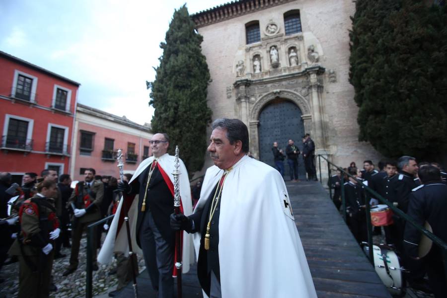 Este Viernes Santo ha estado marcado por las intermitentes precipitaciones que han alterado el normal desfile de algunas cofradías 