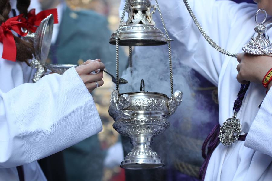 La Hermandad de la Vera-Cruz realizó una espléndida estación de penitencia en el Jueves Santo jienense | María Santísima de los Dolores lució en su parte frontal un homenaje al niño Gabriel Cruz, hallado muerto en Almería hace unas semanas