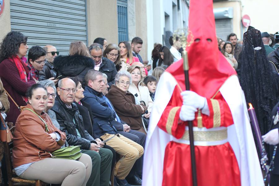 La Hermandad de la Vera-Cruz realizó una espléndida estación de penitencia en el Jueves Santo jienense | María Santísima de los Dolores lució en su parte frontal un homenaje al niño Gabriel Cruz, hallado muerto en Almería hace unas semanas