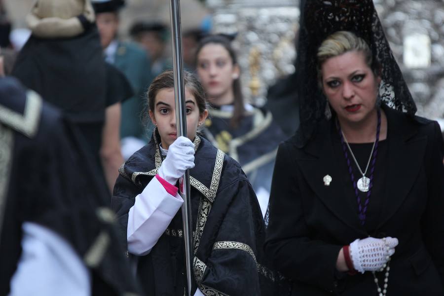 La Hermandad de la Vera-Cruz realizó una espléndida estación de penitencia en el Jueves Santo jienense | María Santísima de los Dolores lució en su parte frontal un homenaje al niño Gabriel Cruz, hallado muerto en Almería hace unas semanas