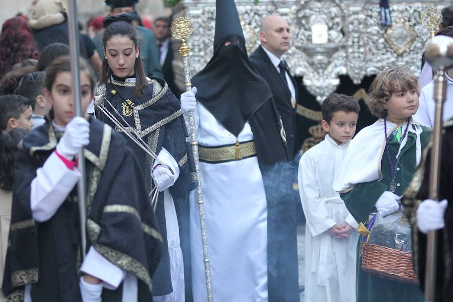 La Hermandad de la Vera-Cruz realizó una espléndida estación de penitencia en el Jueves Santo jienense | María Santísima de los Dolores lució en su parte frontal un homenaje al niño Gabriel Cruz, hallado muerto en Almería hace unas semanas
