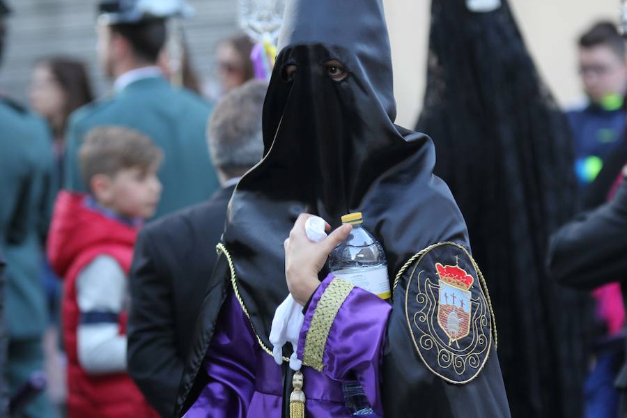 La Hermandad de la Vera-Cruz realizó una espléndida estación de penitencia en el Jueves Santo jienense | María Santísima de los Dolores lució en su parte frontal un homenaje al niño Gabriel Cruz, hallado muerto en Almería hace unas semanas