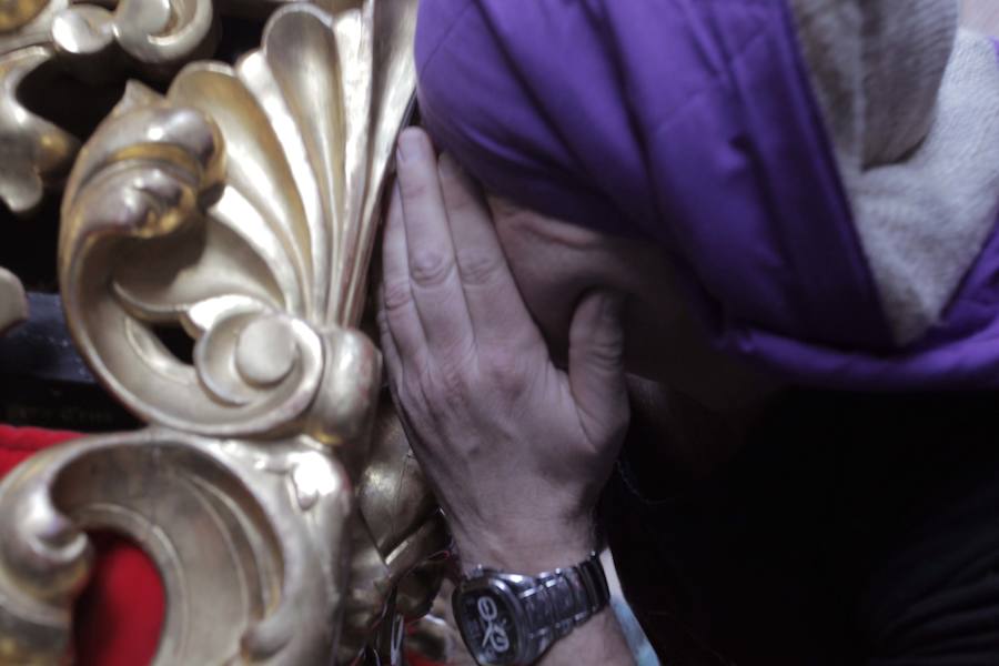 La Hermandad de la Vera-Cruz realizó una espléndida estación de penitencia en el Jueves Santo jienense | María Santísima de los Dolores lució en su parte frontal un homenaje al niño Gabriel Cruz, hallado muerto en Almería hace unas semanas