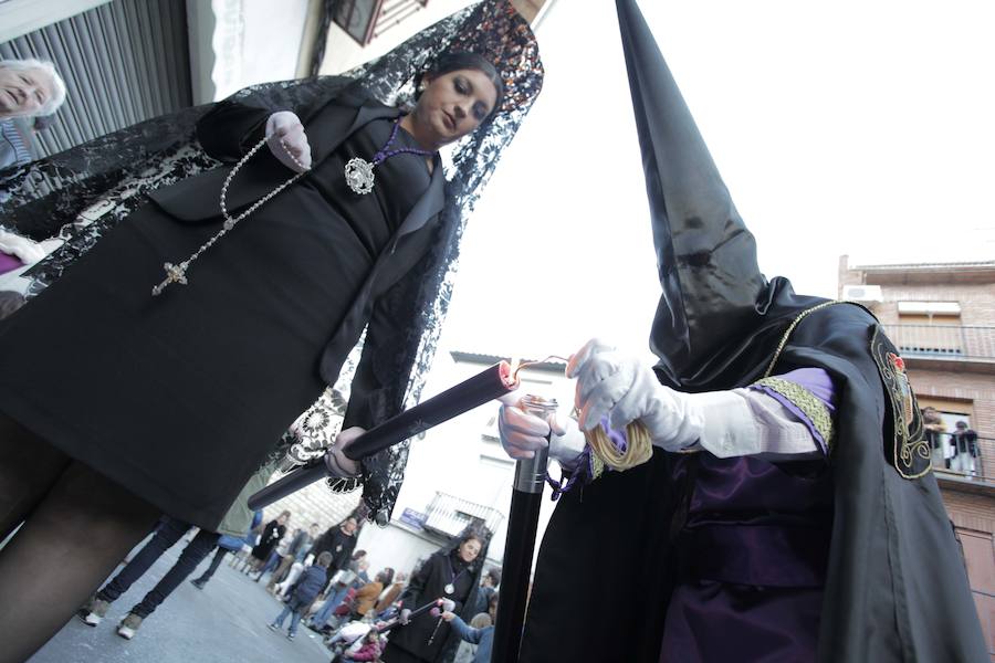 La Hermandad de la Vera-Cruz realizó una espléndida estación de penitencia en el Jueves Santo jienense | María Santísima de los Dolores lució en su parte frontal un homenaje al niño Gabriel Cruz, hallado muerto en Almería hace unas semanas