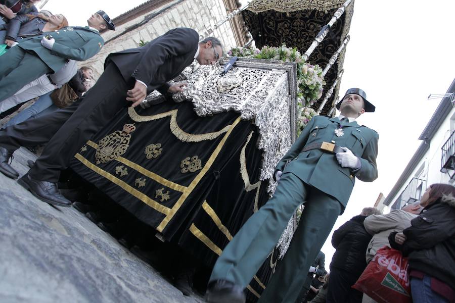 La Hermandad de la Vera-Cruz realizó una espléndida estación de penitencia en el Jueves Santo jienense | María Santísima de los Dolores lució en su parte frontal un homenaje al niño Gabriel Cruz, hallado muerto en Almería hace unas semanas