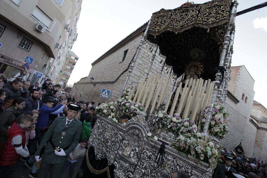 La Hermandad de la Vera-Cruz realizó una espléndida estación de penitencia en el Jueves Santo jienense | María Santísima de los Dolores lució en su parte frontal un homenaje al niño Gabriel Cruz, hallado muerto en Almería hace unas semanas