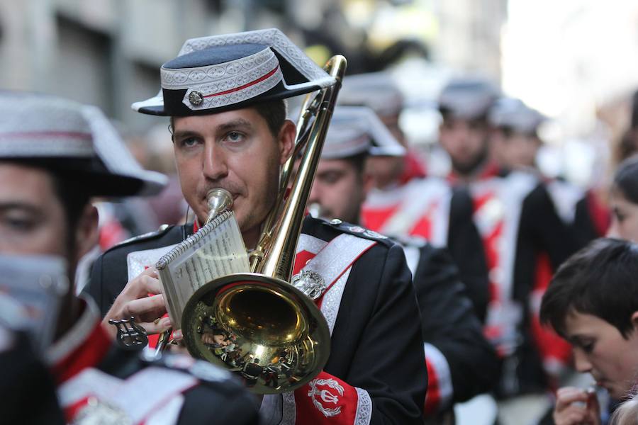 La Hermandad de la Vera-Cruz realizó una espléndida estación de penitencia en el Jueves Santo jienense | María Santísima de los Dolores lució en su parte frontal un homenaje al niño Gabriel Cruz, hallado muerto en Almería hace unas semanas