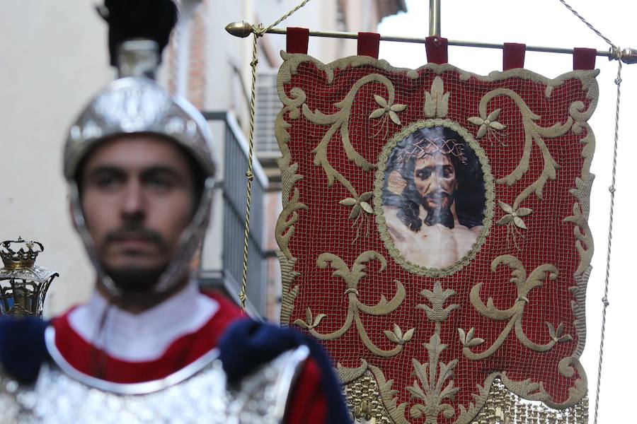 La Hermandad de la Vera-Cruz realizó una espléndida estación de penitencia en el Jueves Santo jienense | María Santísima de los Dolores lució en su parte frontal un homenaje al niño Gabriel Cruz, hallado muerto en Almería hace unas semanas
