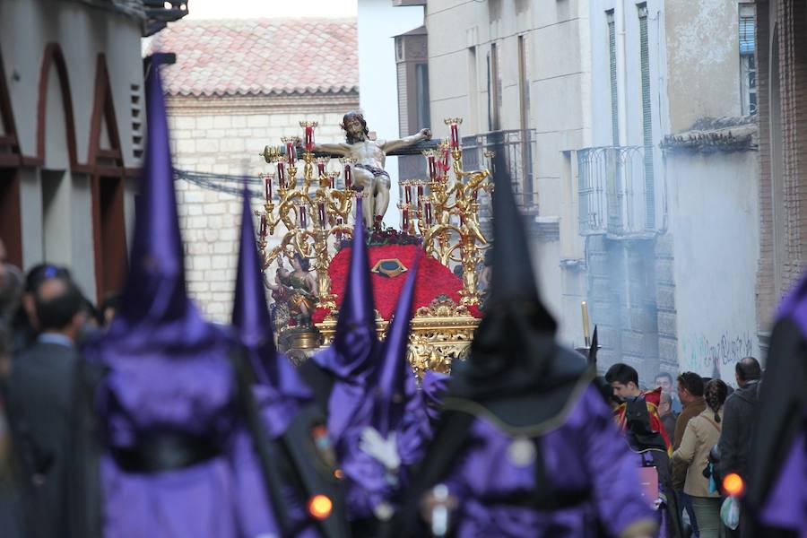 La Hermandad de la Vera-Cruz realizó una espléndida estación de penitencia en el Jueves Santo jienense | María Santísima de los Dolores lució en su parte frontal un homenaje al niño Gabriel Cruz, hallado muerto en Almería hace unas semanas