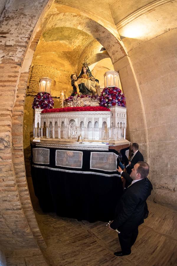 El complicado paso de la cofradía de la Alhambra por la Puerta de la Justicia ha dejado imágenes únicas que quedarán en el recuerdo de los granadinos