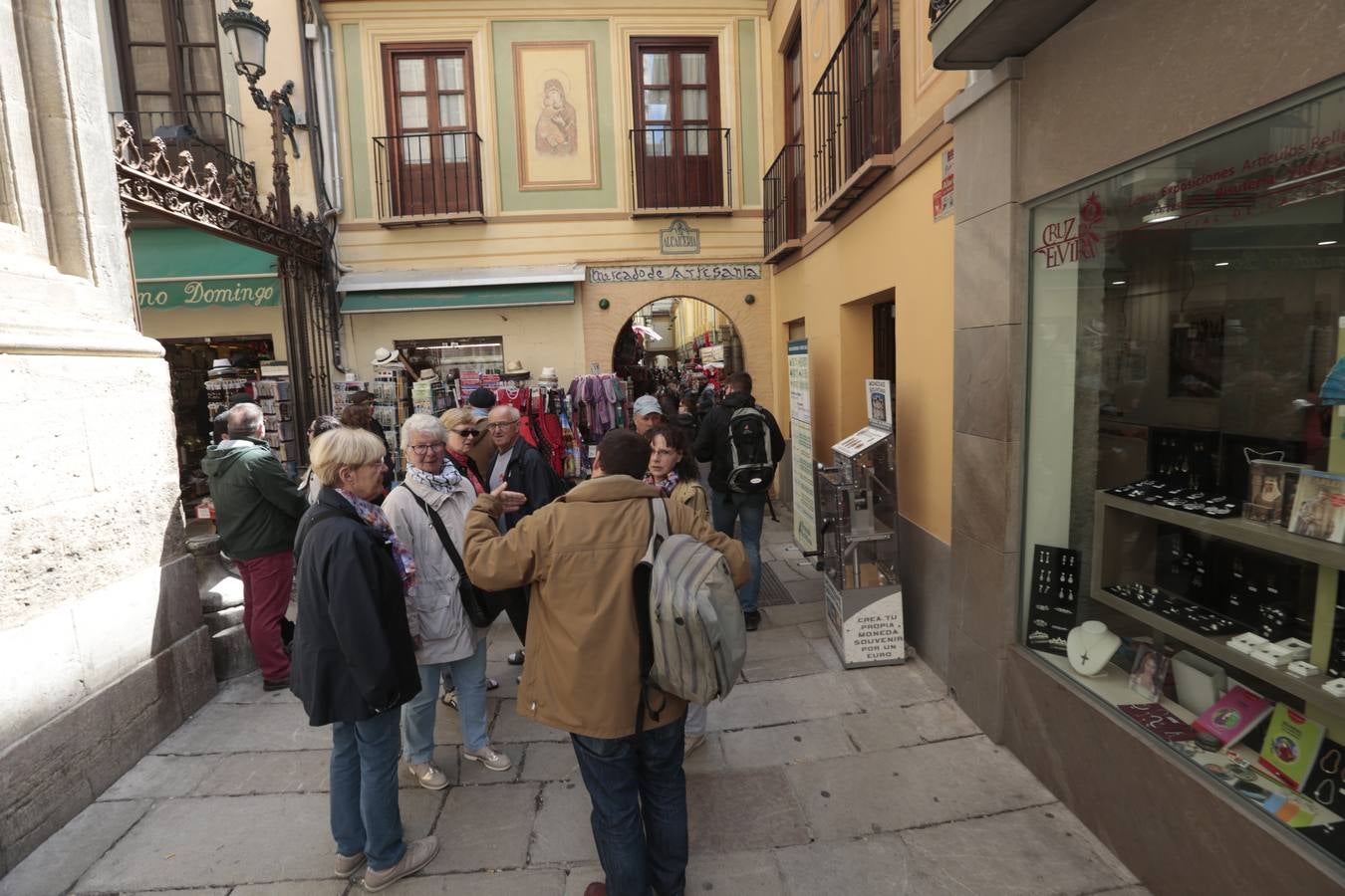 El Sábado Santo luce lleno de visitantes en las principales calles de la capital