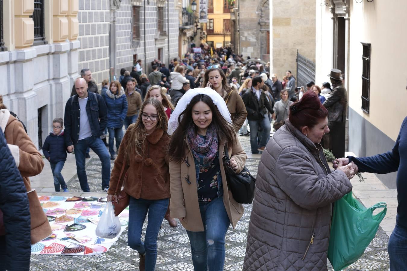 El Sábado Santo luce lleno de visitantes en las principales calles de la capital