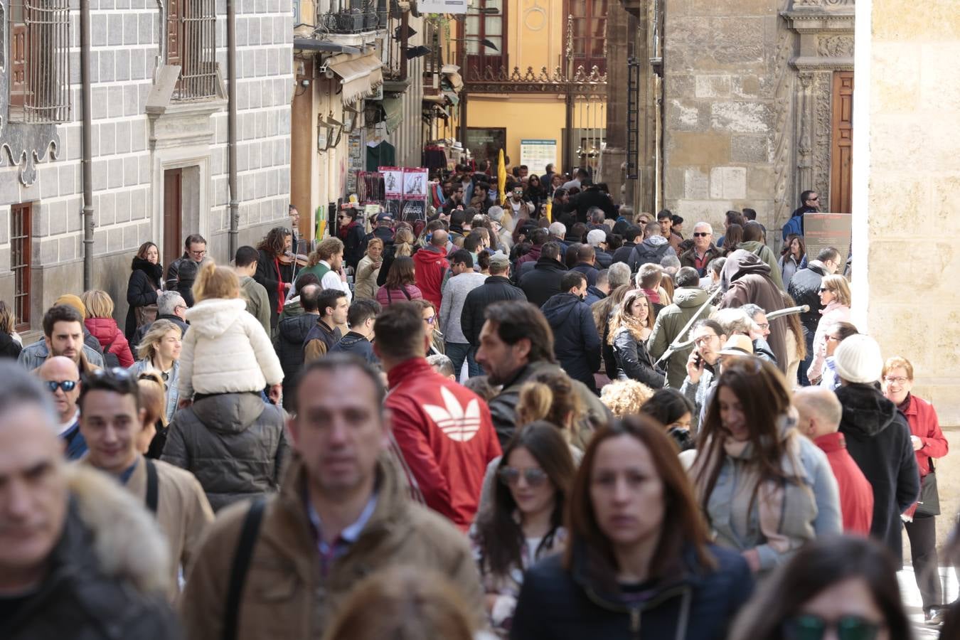 El Sábado Santo luce lleno de visitantes en las principales calles de la capital