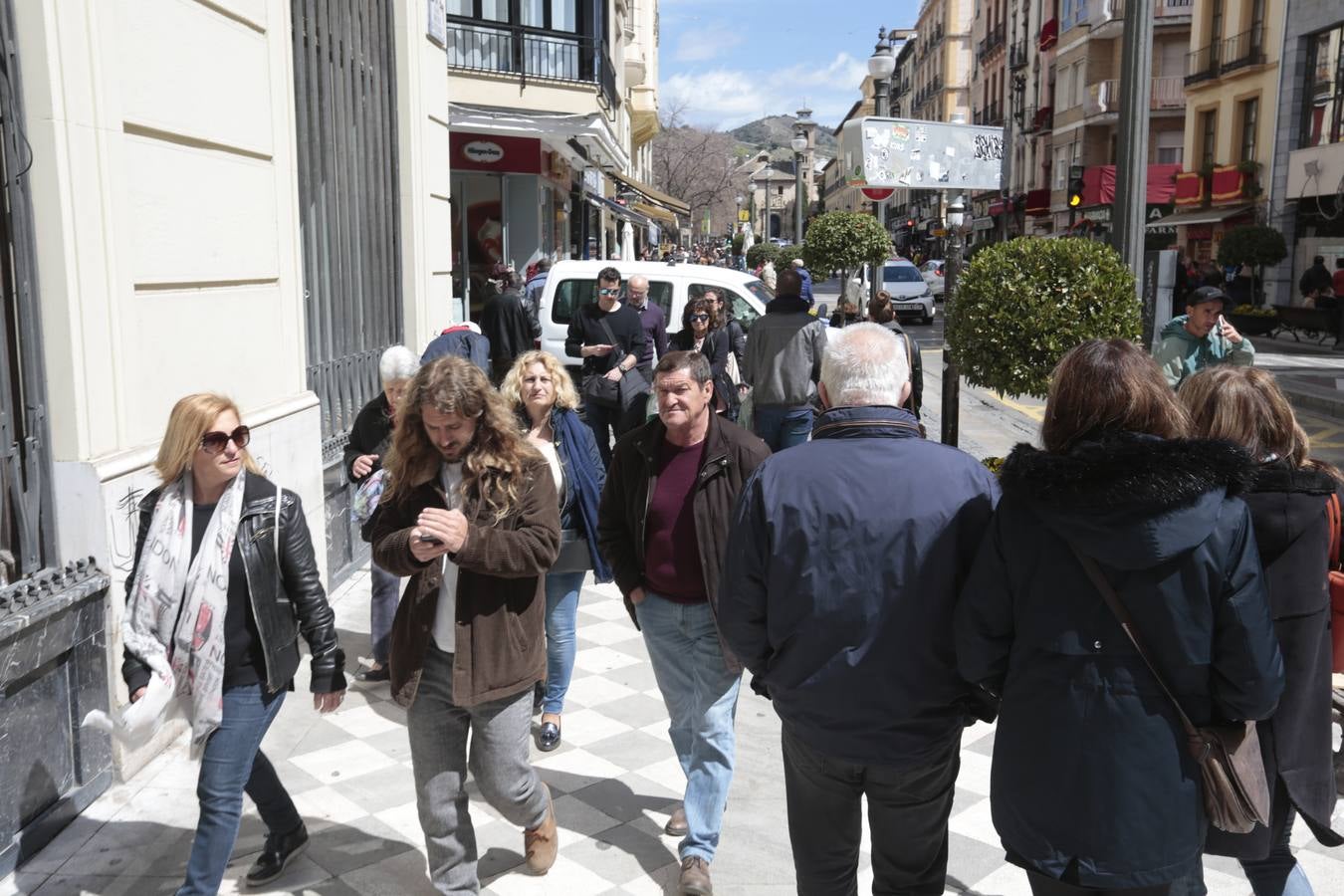 El Sábado Santo luce lleno de visitantes en las principales calles de la capital