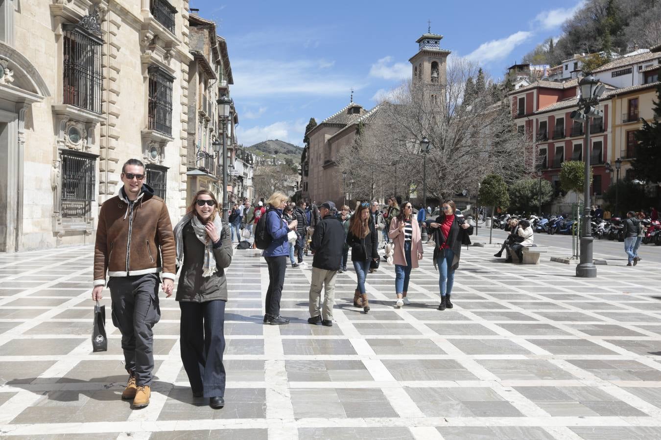 El Sábado Santo luce lleno de visitantes en las principales calles de la capital