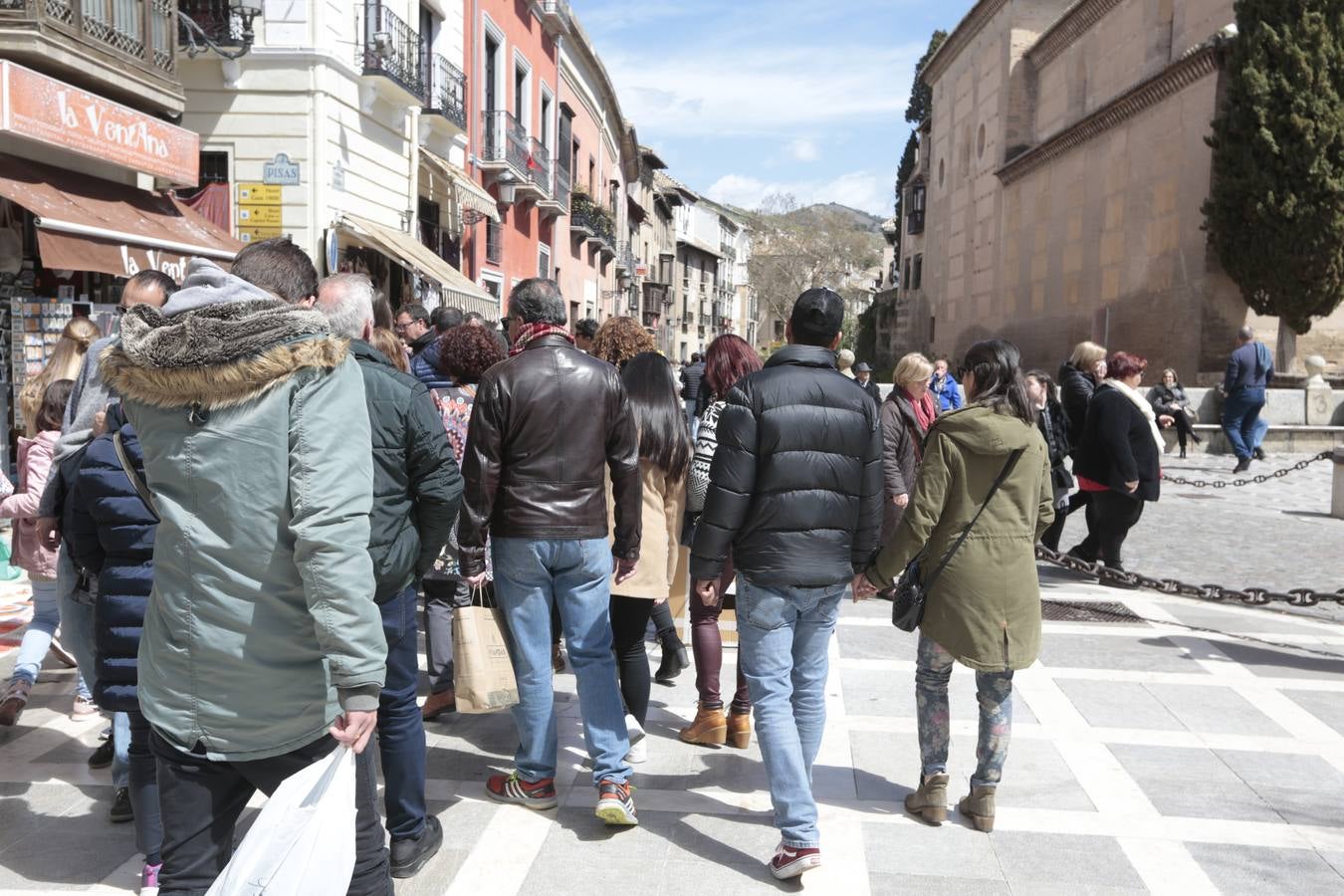 El Sábado Santo luce lleno de visitantes en las principales calles de la capital