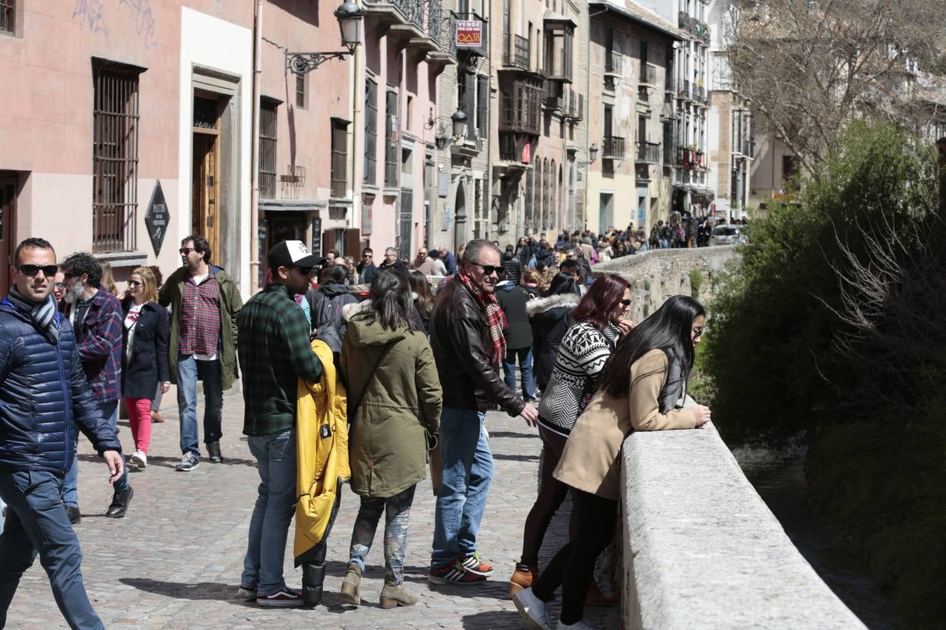 El Sábado Santo luce lleno de visitantes en las principales calles de la capital