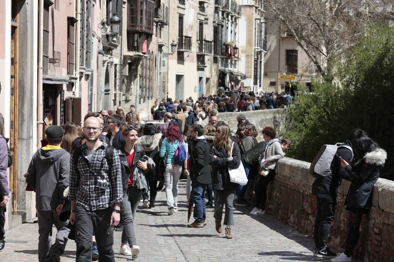 El Sábado Santo luce lleno de visitantes en las principales calles de la capital