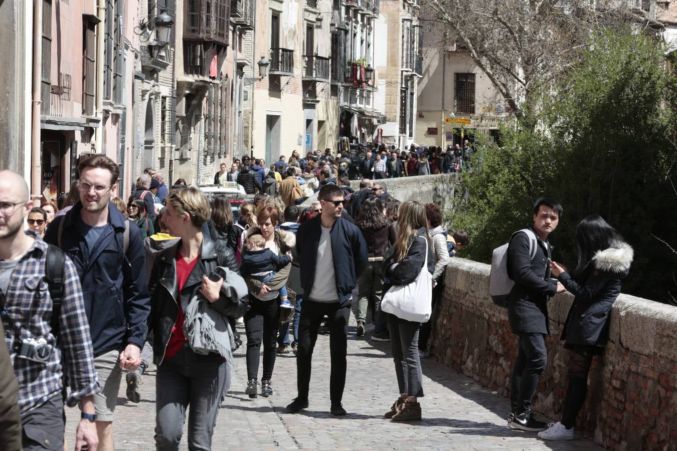 El Sábado Santo luce lleno de visitantes en las principales calles de la capital