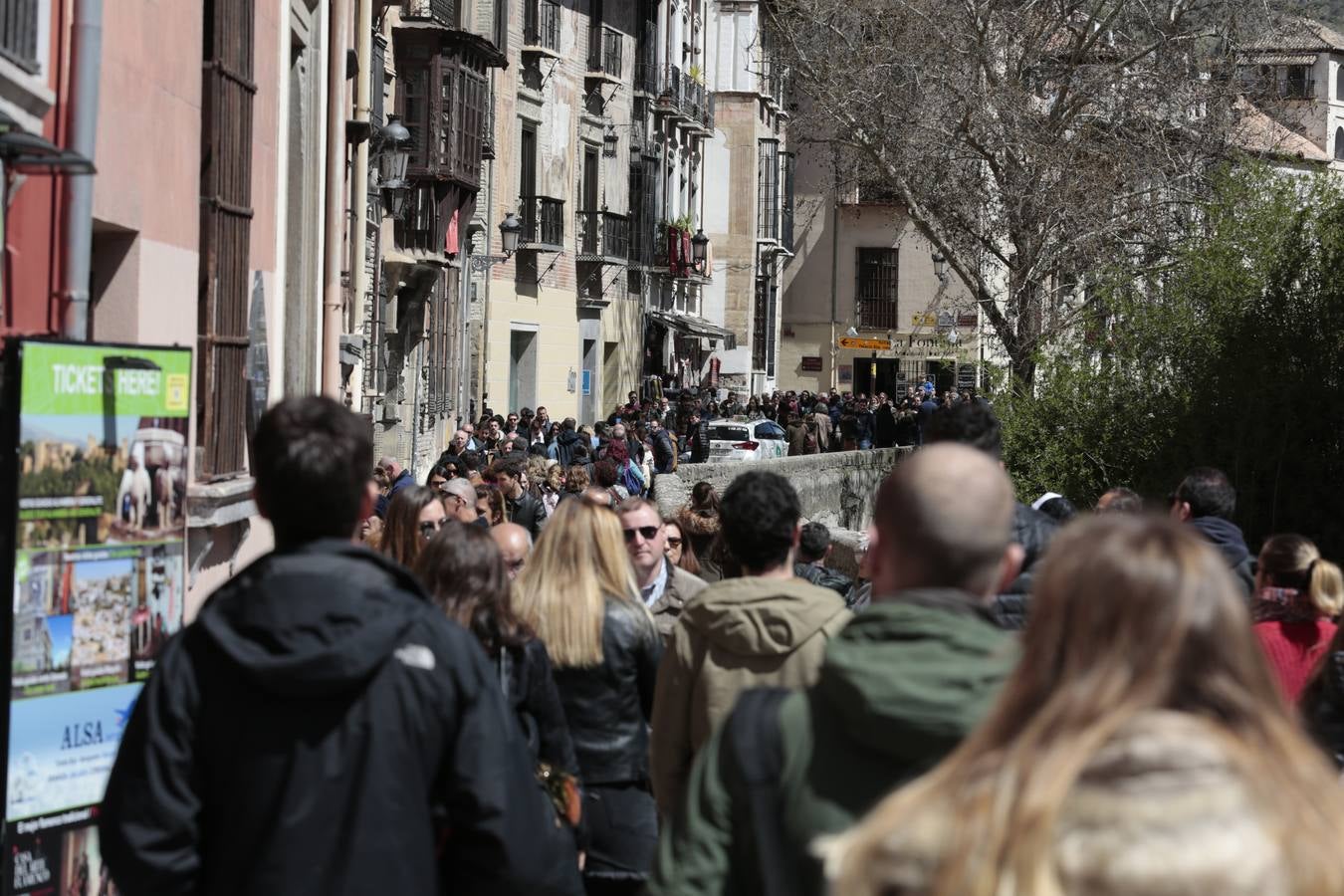 El Sábado Santo luce lleno de visitantes en las principales calles de la capital